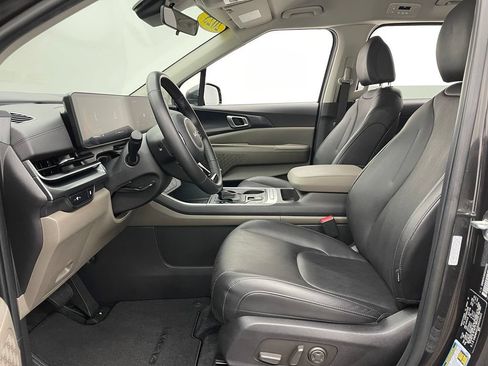 Used 2025 Kia Carnival FWD image 17