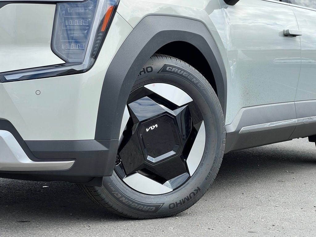 Certified 2024 Kia EV9 Light Long Range RWD image 2