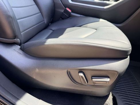 Used 2022 Toyota Highlander XLE AWD/4WD image 12