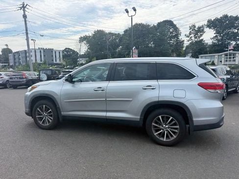 Used 2019 Toyota Highlander XLE AWD/4WD image 6