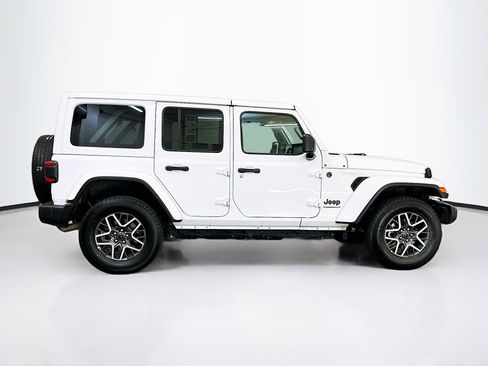 Used 2025 Jeep Wrangler Sahara image 10