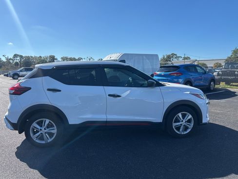 Used 2021 Nissan Kicks S image 8