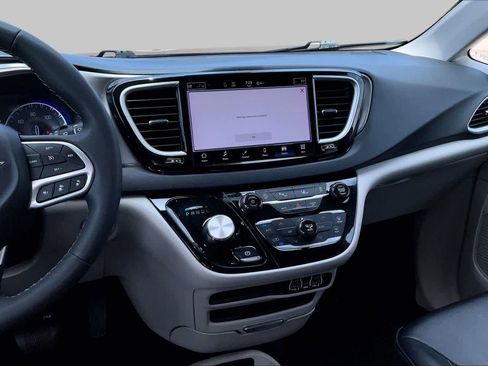 Used 2023 Chrysler Pacifica Touring-L FWD image 6