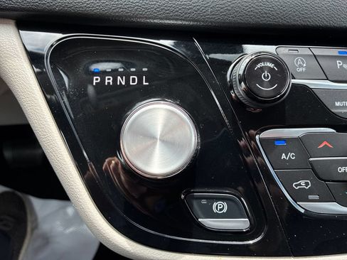 Used 2024 Chrysler Pacifica Touring-L FWD image 34