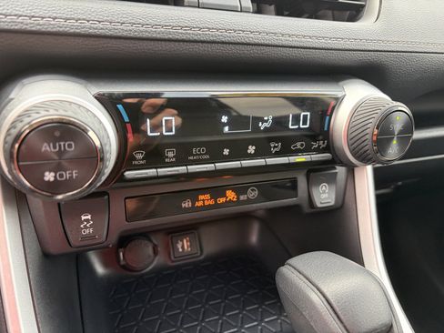 Used 2025 Toyota RAV4 XLE AWD/4WD image 18