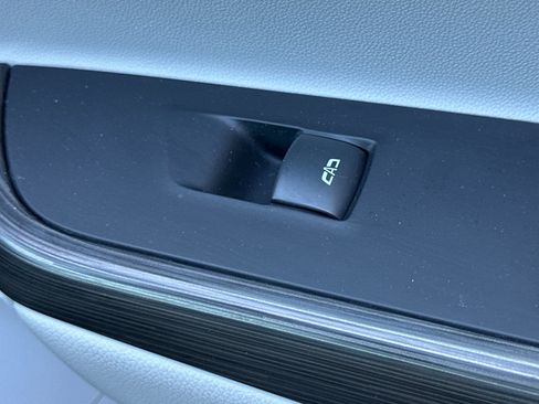 Used 2023 GMC Acadia SLT image 23