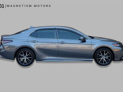 Used 2022 Toyota Camry SE FWD image 2
