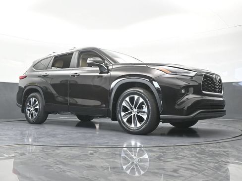 Used 2022 Toyota Highlander XLE FWD image 62