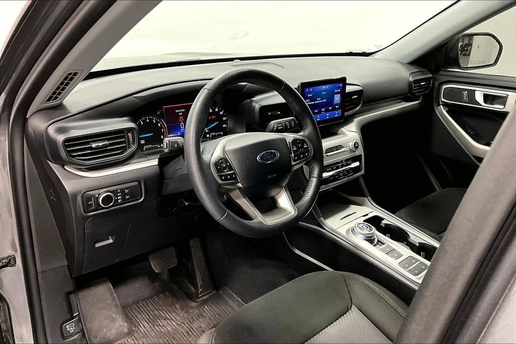 Used 2024 Ford Explorer XLT RWD image 16