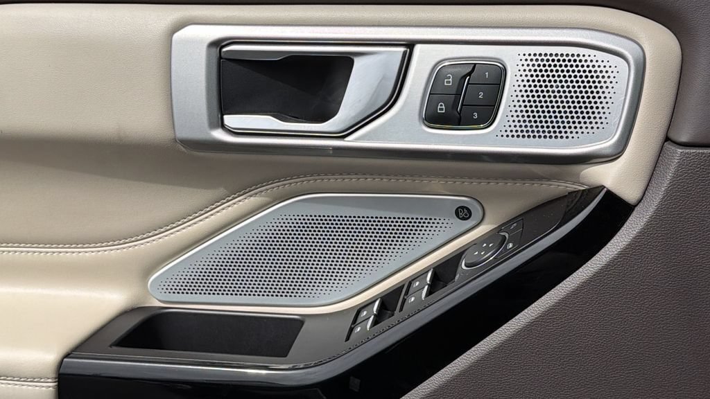 Used 2022 Ford Explorer Platinum w/ Equipment Group 601A AWD/4WD image 22