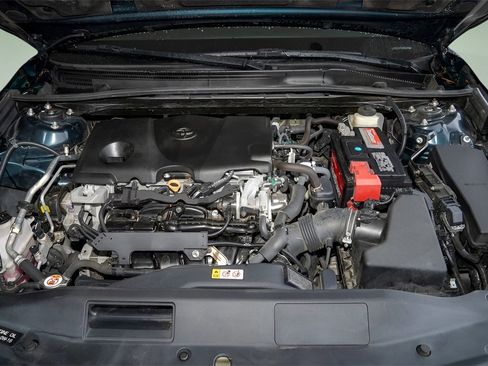 Used 2018 Toyota Camry XLE image 19