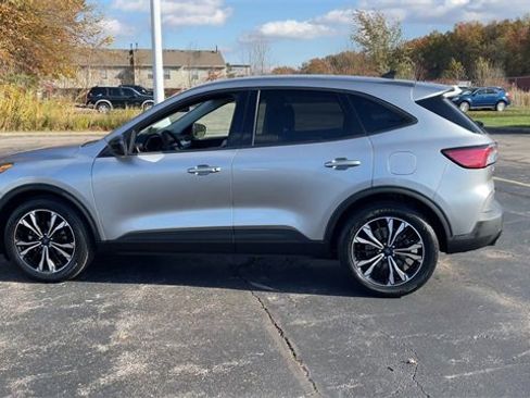 Used 2022 Ford Escape SE w/ SE Sport Appearance Package image 5