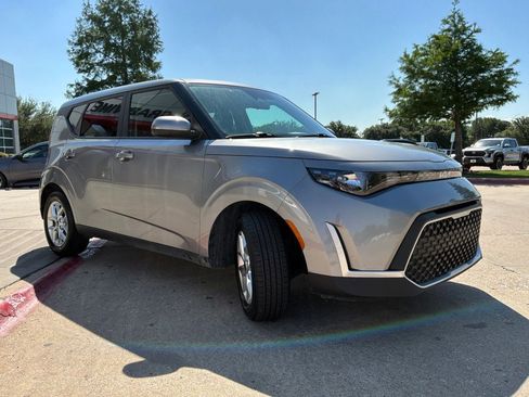 Used 2025 Kia Soul LX w/ LX Technology Package FWD image 4