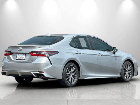 Used 2022 Toyota Camry SE w/ Cold Weather Package AWD/4WD image 2