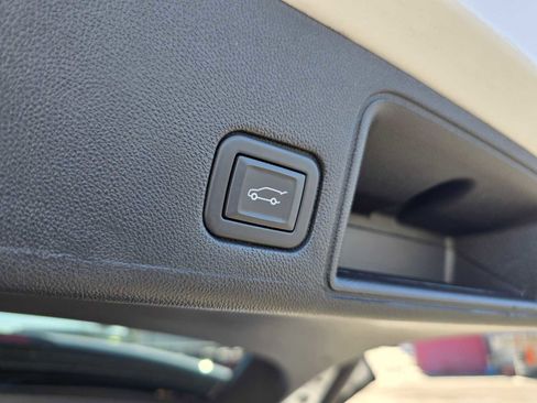 Used 2024 GMC Terrain SLT image 18