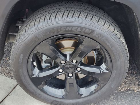 Used 2022 Jeep Grand Cherokee L Limited w/ Black Appearance Package image 20