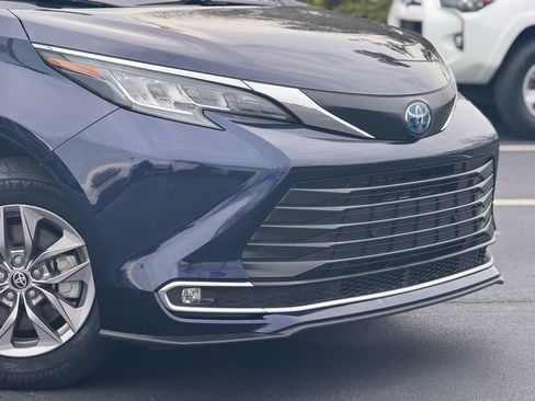 Used 2023 Toyota Sienna XLE image 6