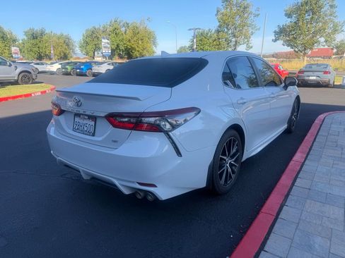 Used 2022 Toyota Camry SE FWD image 5