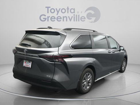 Used 2026 Toyota Sienna XLE FWD image 13
