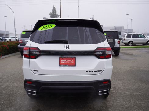 Used 2025 Honda Pilot Black Edition image 10