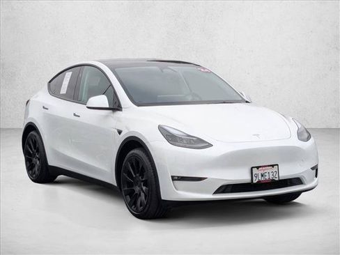 Used 2024 Tesla Model Y Long Range AWD/4WD image 3