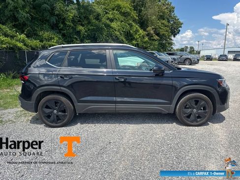 Used 2025 Volkswagen Taos SE w/ Panoramic Sunroof Package FWD image 6