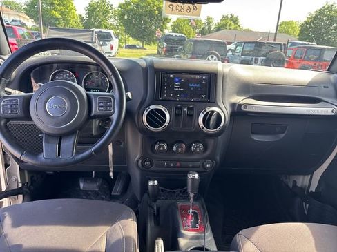 Used 2017 Jeep Wrangler Rubicon w/ Power Convenience Group AWD/4WD image 12