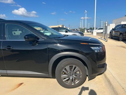 Used 2025 Nissan Pathfinder SV FWD image 2