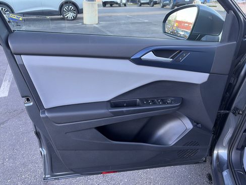 Used 2023 Volkswagen Taos SE w/ Panoramic Sunroof Package image 16