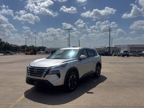Certified 2025 Nissan Rogue SV FWD image 9