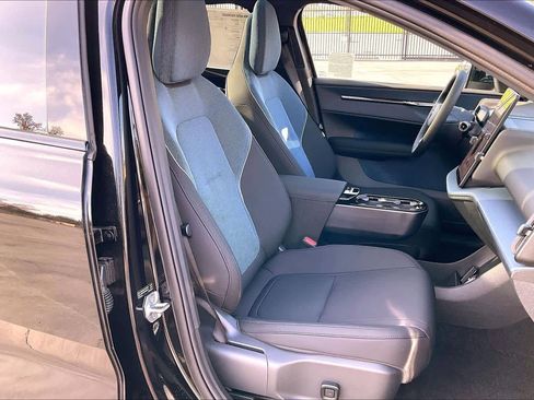 New 2025 Volvo EX30 Plus w/ Protection Package Premier image 31