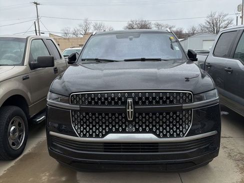 Used 2025 Lincoln Navigator Reserve image 2