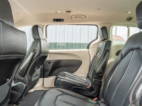 Used 2019 Chrysler Pacifica Touring-L image 34