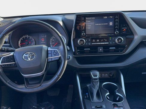 Used 2022 Toyota Highlander LE image 12