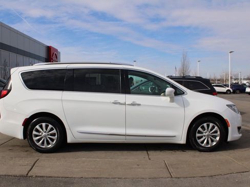 Used 2019 Chrysler Pacifica Touring-L image 6