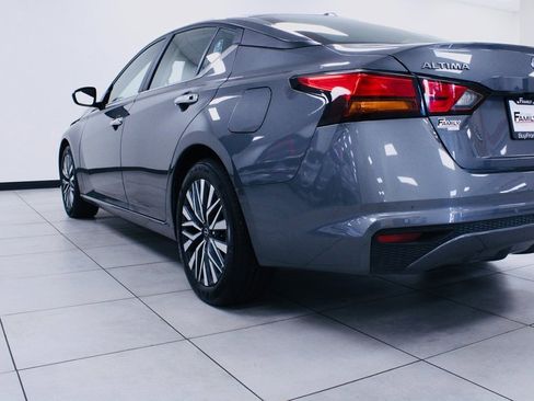 Used 2025 Nissan Altima 2.5 SV image 3