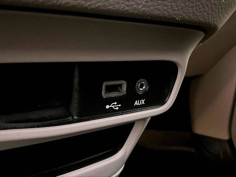 Used 2020 Chrysler Voyager L image 32