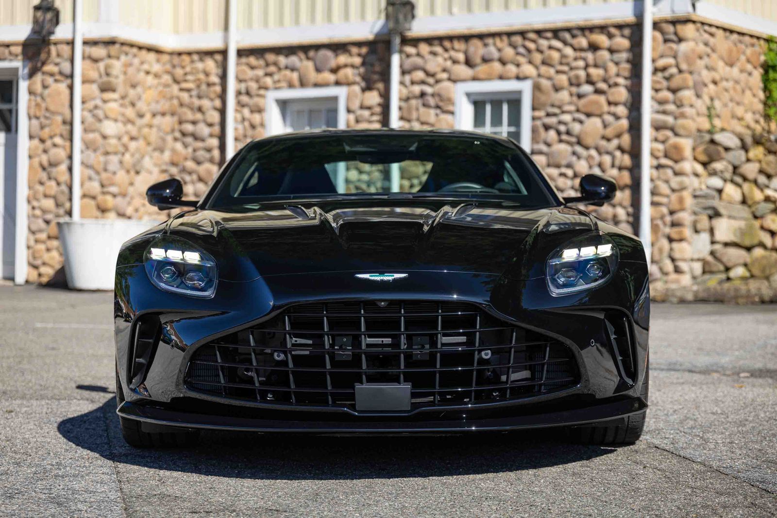 Used 2025 Aston Martin V8 Vantage Coupe RWD image 2