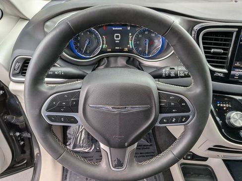 Used 2023 Chrysler Pacifica Touring-L FWD image 17