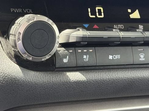 Used 2024 Toyota Tundra Limited AWD/4WD image 19