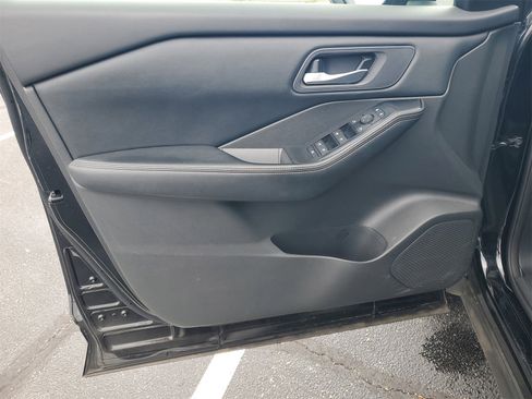 Used 2024 Nissan Rogue SV image 8