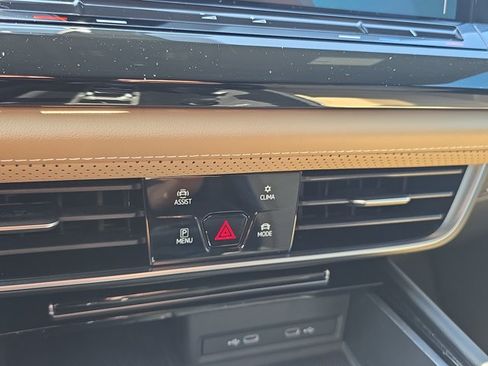 Used 2024 Volkswagen Atlas Cross Sport SE w/ Panoramic Sunroof Package FWD image 15