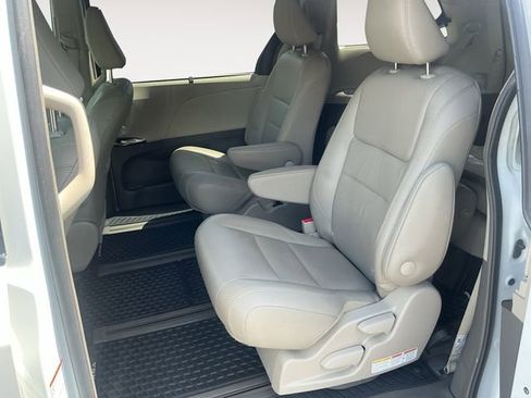 Used 2018 Toyota Sienna XLE AWD/4WD image 13