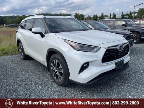 Used 2022 Toyota Highlander XLE AWD/4WD image 1
