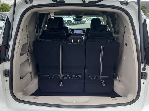Used 2024 Chrysler Pacifica Touring-L image 7