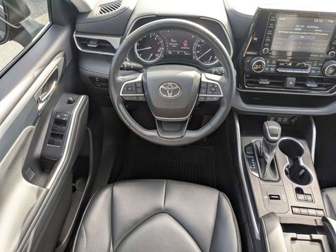 Used 2022 Toyota Highlander XLE image 16