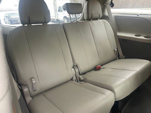 Used 2013 Toyota Sienna XLE image 21
