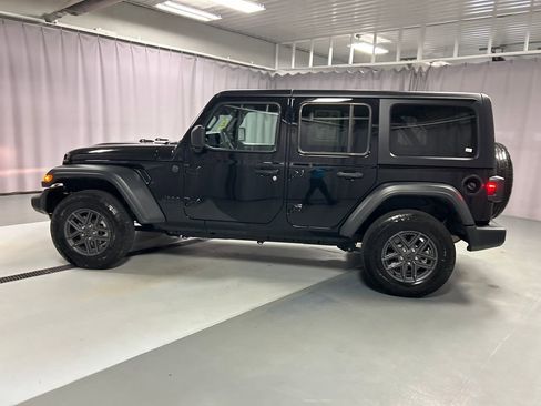 Used 2025 Jeep Wrangler Unlimited Sport AWD/4WD image 4