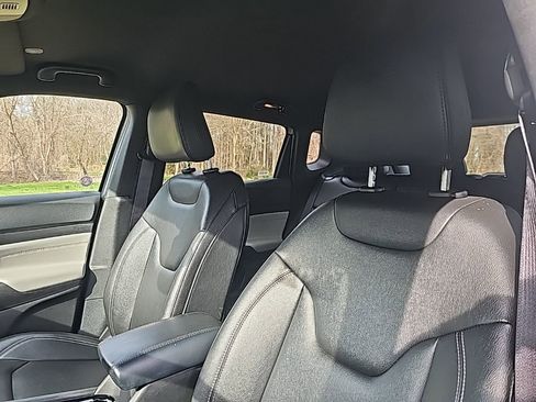 Used 2025 Jeep Compass Limited image 10