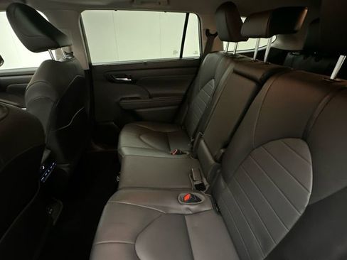 Used 2020 Toyota Highlander XLE AWD/4WD image 10